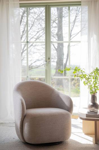 Chapeltown fåtölj ljusbeige tyg snurr, en produkt av hög kvalitet till bra pris från Ulfåsa möbler