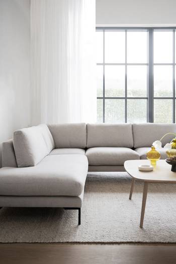 Corwin hörnsoffa 2,5+2,5-sits öppet avslut Vä ljusbeige tyg Rita #1 (k2), en produkt av hög kvalitet till bra pris från Ulfåsa möbler