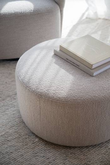 Joplin sittpuff Ø70 ljusbeige tyg Alice #01 (k4), en produkt av hög kvalitet till bra pris från Ulfåsa möbler