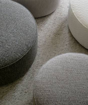 Joplin sittpuff Ø70 ljusbeige tyg Alice #01 (k4), en produkt av hög kvalitet till bra pris från Ulfåsa möbler