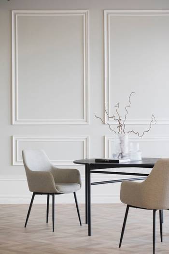 Reily karmstol beige tyg/svarta metall ben, en produkt av hög kvalitet till bra pris från Ulfåsa möbler