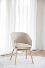 Windham karmstol beige tyg/ekben, en produkt av hög kvalitet till bra pris från Ulfåsa möbler