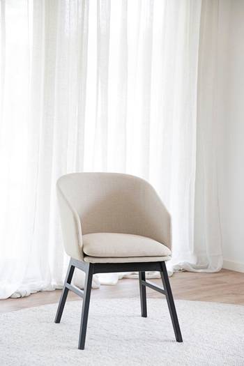 Windham karmstol beige tyg/svarta ekben, en produkt av hög kvalitet till bra pris från Ulfåsa möbler