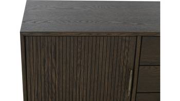 LYON Sideboard i brunlackad ekfaner, en produkt av hög kvalitet till bra pris från Ulfåsa möbler