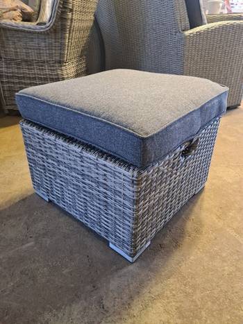 Fotpall 55x55 stor white/grey, en produkt av hög kvalitet till bra pris från Ulfåsa möbler