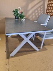X-leg matbord vit med svart glasskiva 160x90cm, en produkt av hög kvalitet till bra pris från Ulfåsa möbler