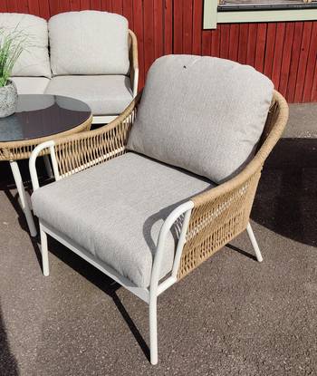 Olivia lounge soffa 3+1+1 med bord twist/vit/beige inkl allväders dynor, en produkt av hög kvalitet till bra pris från Ulfåsa möbler