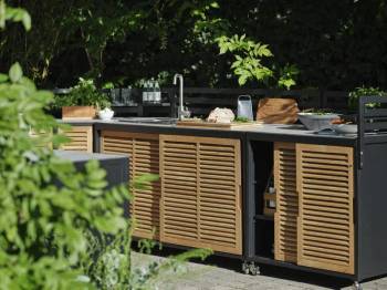 Fornax utekök Svart/teak, en produkt av hög kvalitet till bra pris från Ulfåsa möbler