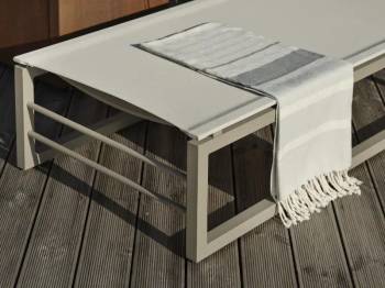 Vevi vilsäng Khaki/vit, en produkt av hög kvalitet till bra pris från Ulfåsa möbler