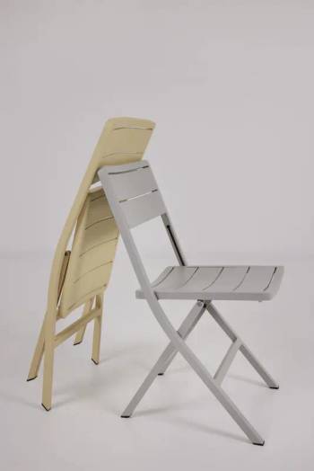 Wilkie matstol Light Grey, en produkt av hög kvalitet till bra pris från Ulfåsa möbler