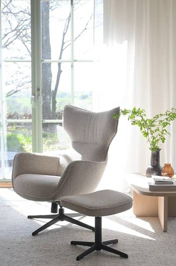 Jenkins fåtölj+fotpall beige tyg/svart metall snurr, gung, en produkt av hög kvalitet till bra pris från Ulfåsa möbler