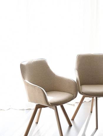Alison karmstol beige läder/ekben snurr, en produkt av hög kvalitet till bra pris från Ulfåsa möbler