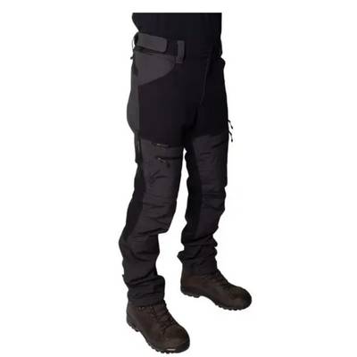 Funäs Friluftsbyxa 2.0 Black – svarta funktionella friluftsbyxor med stretch och slitstark design för vandring och outdooraktiviteter.