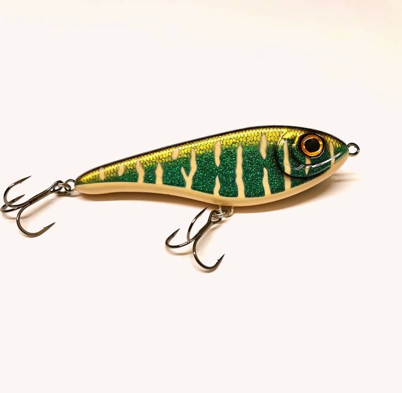 Buster Jerk Original 15 cm Sinking Gäddfemman Special i färgen Black Pike visad från sidan.