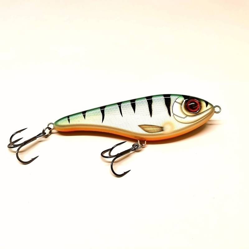 Buster Jerk Original 15 cm Sinking Gäddfemman Special i färgen Black Pike visad från sidan.