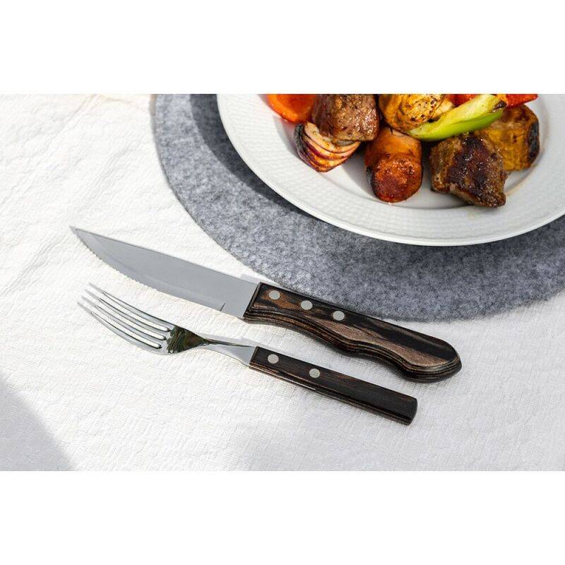 Hällmark Grillgaffel 21 cm är ett robust och praktiskt grillverktyg för både matlagning och servering. Gaffeln är tillverkad i rostfritt stål och har ett slitstarkt handtag i polywood som ger ett bekvämt grepp.