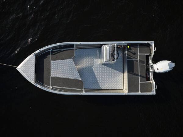 Kimple 460M Adventure aluminiumbåt sedd från sidan på lugnt vatten