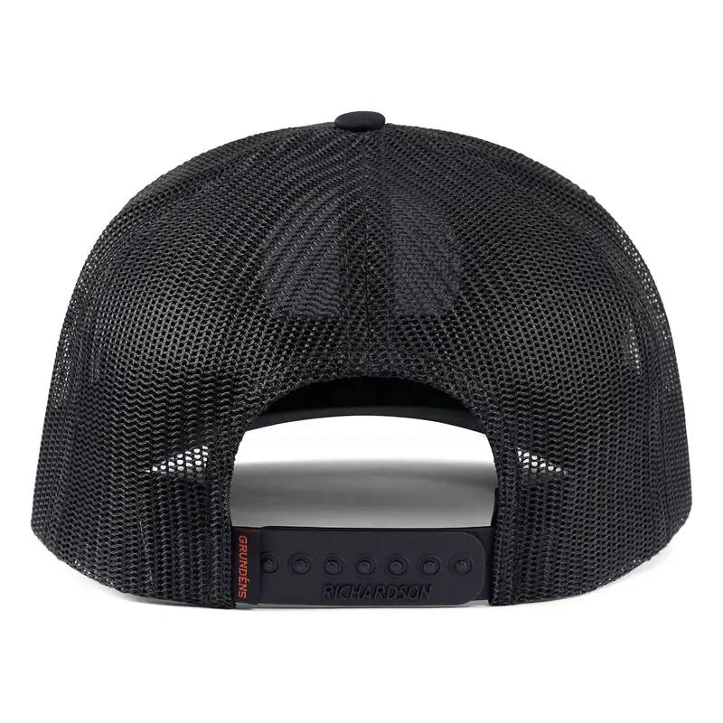 Grundéns DeadStick Trucker Black truckerkeps med svart front, meshpaneler och justerbar snapback