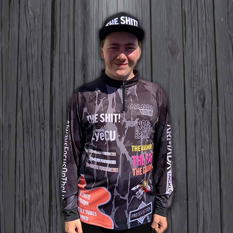 Snygg t-shirt med Armada-logotyp, tillverkad i slitstarkt och bekvämt material, perfekt för sportfiskare till både vardag och fiskepass.