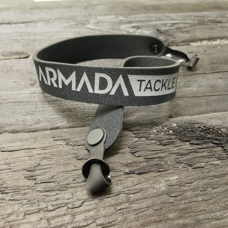 Flytande senilsnöre från Armada i lätt, färgstarkt material, designat för att hålla glasögon flytande vid fiske och vattenaktiviteter.
