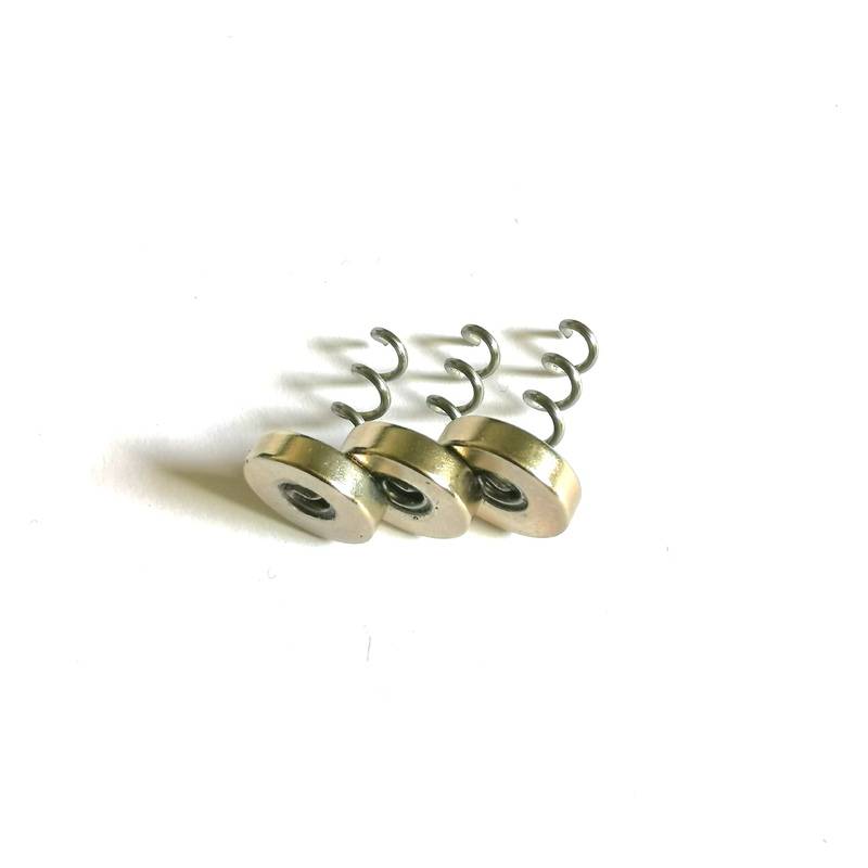 Armada Screw Stinger Magnet monterad på gummibete, designad för att hålla stingers på plats under kast och inspinning vid predatorfiske.