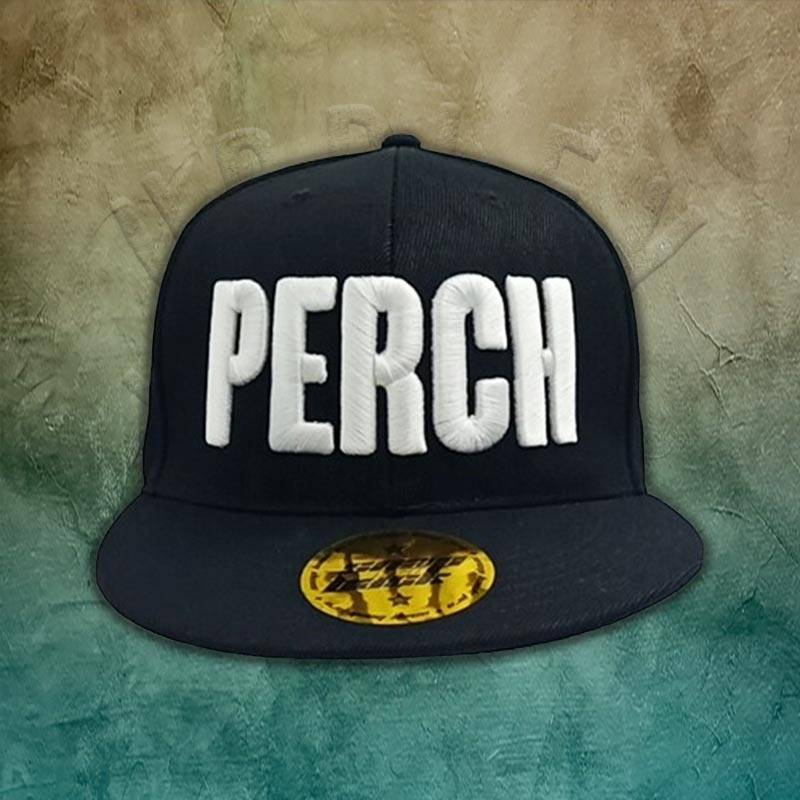 Svart keps med rak skärm, broderad 3d-text (Perch) och snap-back