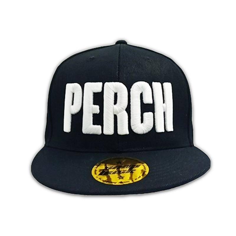 Svart keps med rak skärm, broderad 3d-text (Perch) och snap-back