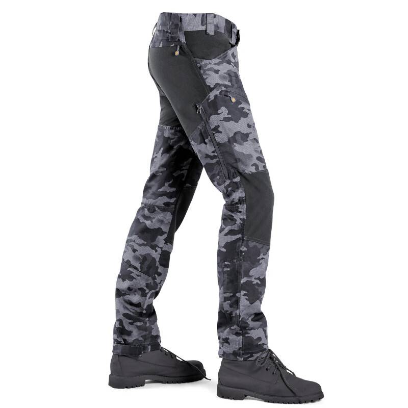 Haunter Nora Black Camo Junior – camouflagemönstrad outdoorbyxa för barn, slitstark och flexibel med ventilationsdragkedjor.