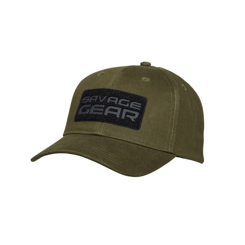 Savage Gear Badge baseballkeps i grön färg med förböjd skärm och badge-logotyp framtill.