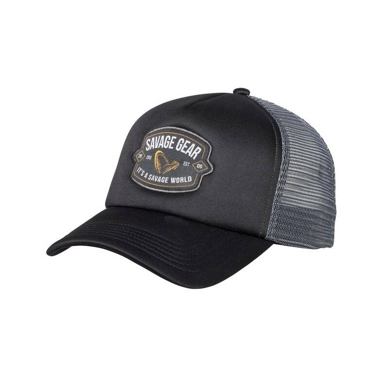 Savage Gear Badge Trucker keps i svart med mesh-bakdel och badge-logotyp framtill.