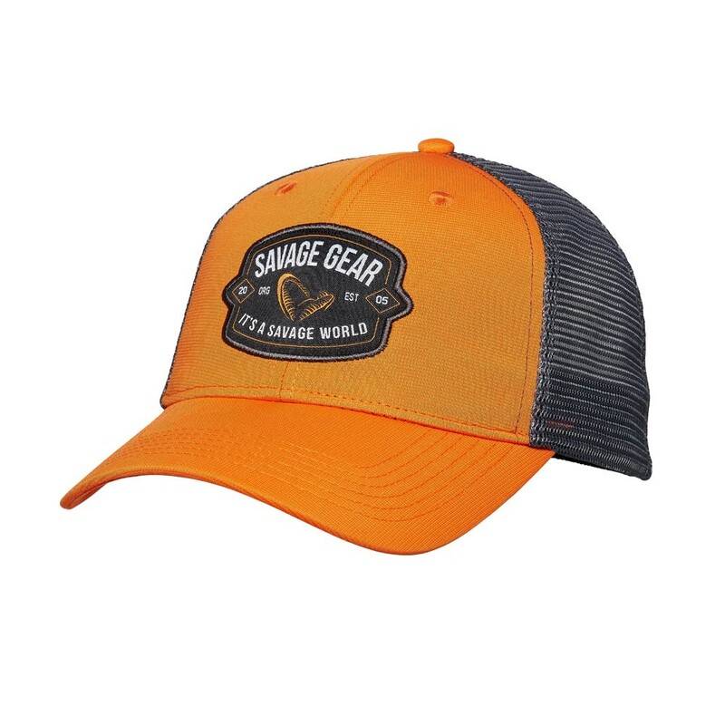 Savage Gear Badge Trucker keps i grön färg med mesh-bakdel och badge-logotyp framtill.