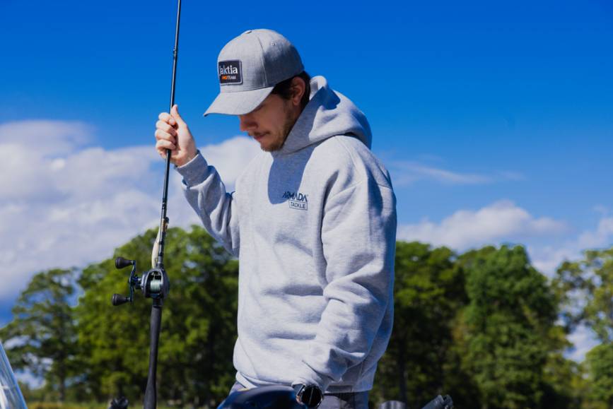 Armada Tackle Hoody Grey grå fiskehoodie med huva och logotyp för sportfiske och fritidsbruk.