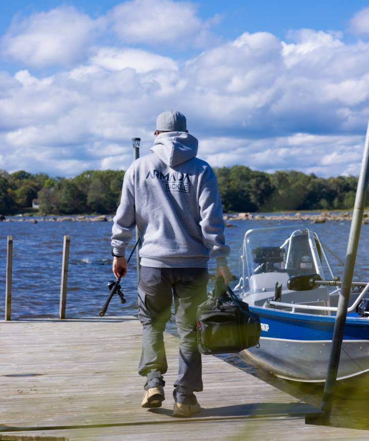 Armada Tackle Hoody Grey grå fiskehoodie med huva och logotyp för sportfiske och fritidsbruk.