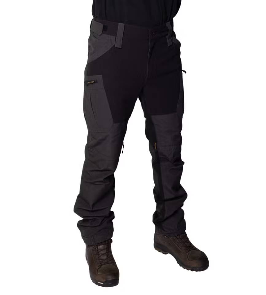 Funäs Friluftsbyxa 2.0 Black – svarta funktionella friluftsbyxor med stretch och slitstark design för vandring och outdooraktiviteter.