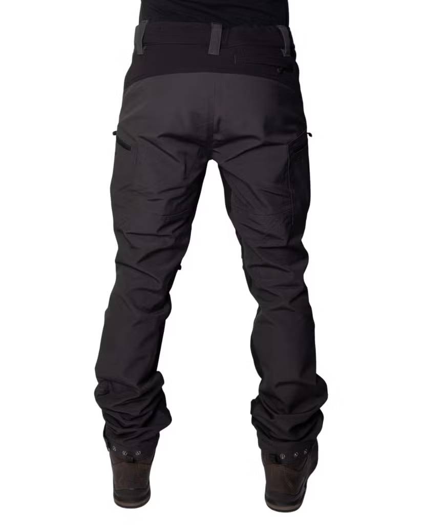 Funäs Friluftsbyxa 2.0 Black – svarta funktionella friluftsbyxor med stretch och slitstark design för vandring och outdooraktiviteter.