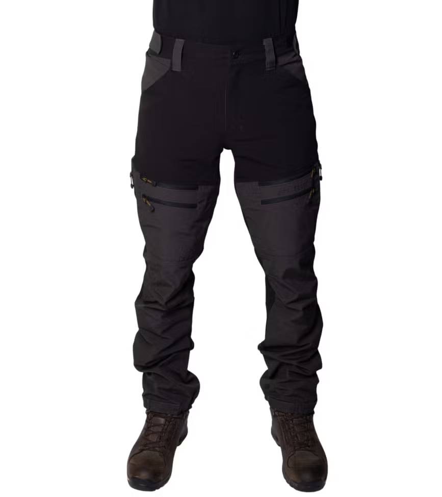 Vännäs Friluftbyxa 2.0 Black – svarta slitstarka friluftsbyxor med stretch och funktionell design för vandring och outdooraktiviteter.