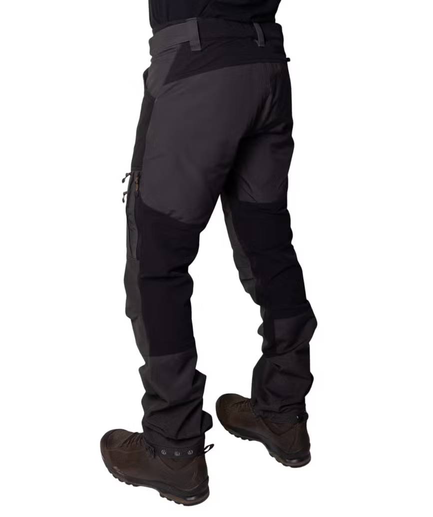 Vännäs Friluftbyxa 2.0 Black – svarta slitstarka friluftsbyxor med stretch och funktionell design för vandring och outdooraktiviteter.