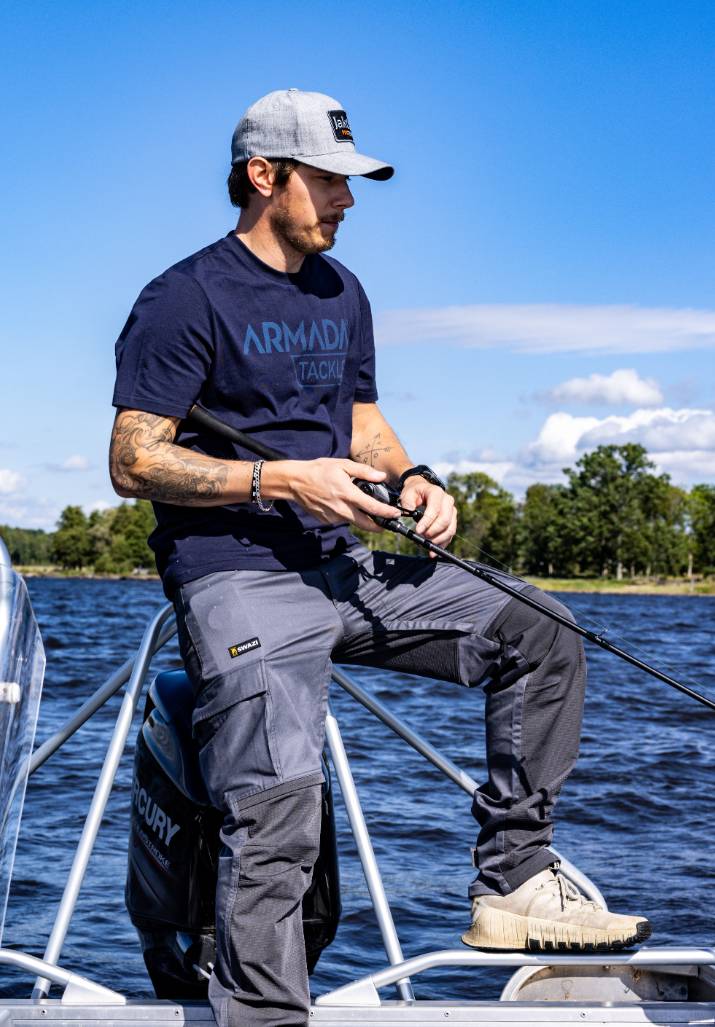 Armada T-Shirt Blue blå t-shirt med Armada-logotyp för sportfiske, fritid och vardagsanvändning.