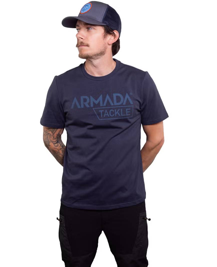Armada T-Shirt Blue blå t-shirt med Armada-logotyp för sportfiske, fritid och vardagsanvändning.