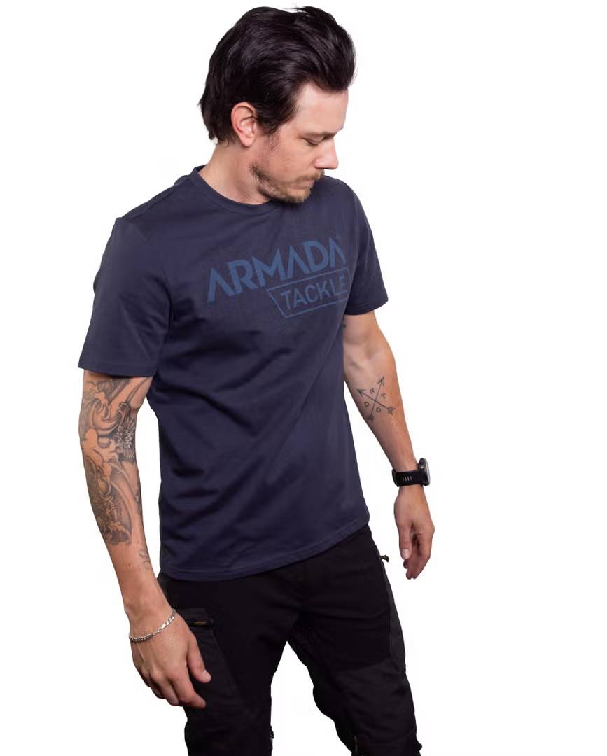 Armada T-Shirt Blue blå t-shirt med Armada-logotyp för sportfiske, fritid och vardagsanvändning.