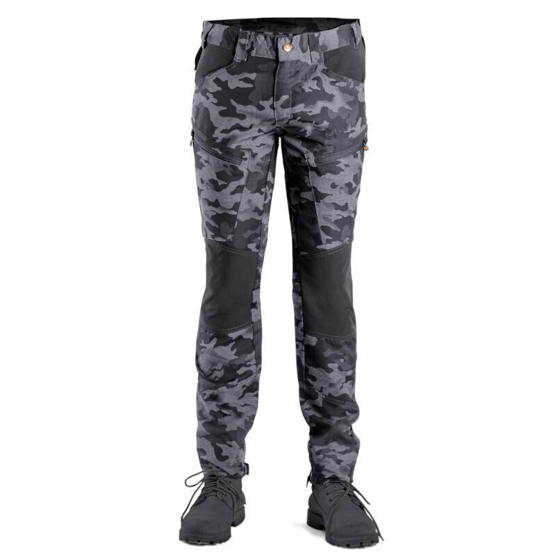 Haunter Nora Black Camo Junior – camouflagemönstrad outdoorbyxa för barn, slitstark och flexibel med ventilationsdragkedjor.
