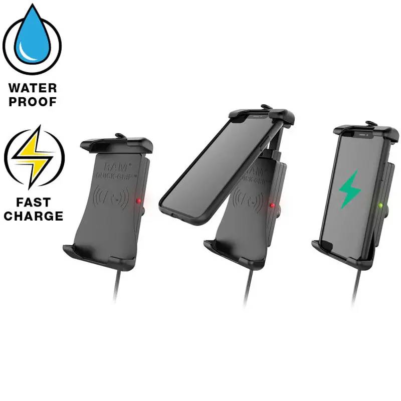 RAM® Quick-Grip™ 15W vattentät trådlös laddningshållare för smartphone monterad på fordon eller båt.