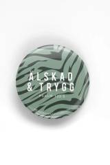 Knapp - Älskad och trygg - djurmönster, en produkt från Nya Musik som utvecklar och engagerar människor i alla åldrar.