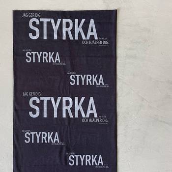 Tubhalsduk - Styrka - Svart, en produkt från Nya Musik som utvecklar och engagerar människor i alla åldrar.