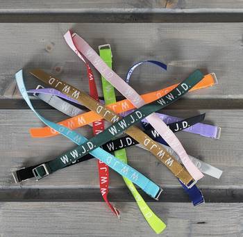 Armband - WWJD - olika färger, en produkt från Nya Musik som utvecklar och engagerar människor i alla åldrar.