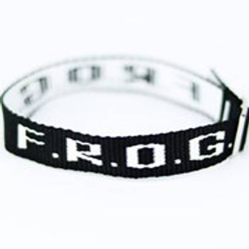Armband - FROG - Fully Rely On God, en produkt från Nya Musik som utvecklar och engagerar människor i alla åldrar.