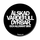 Knapp - Älskad, värdefull, dyrbar - Svart, en produkt från Nya Musik som utvecklar och engagerar människor i alla åldrar.