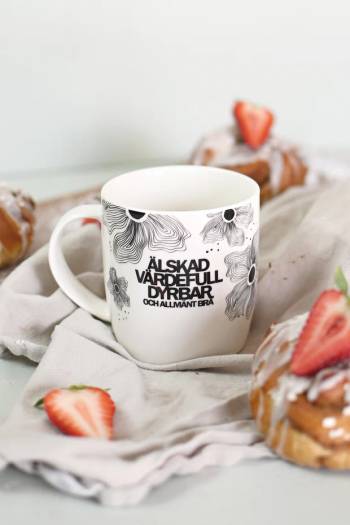 Mugg - Älskad, värdefull, dyrbar. Och allmänt bra. - Vit, en produkt från Nya Musik som utvecklar och engagerar människor i alla åldrar.