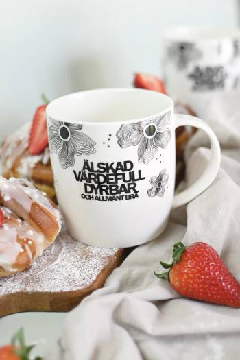 Mugg - Älskad, värdefull, dyrbar. Och allmänt bra. - Vit, en produkt från Nya Musik som utvecklar och engagerar människor i alla åldrar.