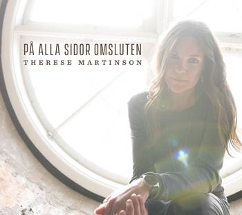 På alla sidor omsluten - CD, en produkt från Nya Musik som utvecklar och engagerar människor i alla åldrar.